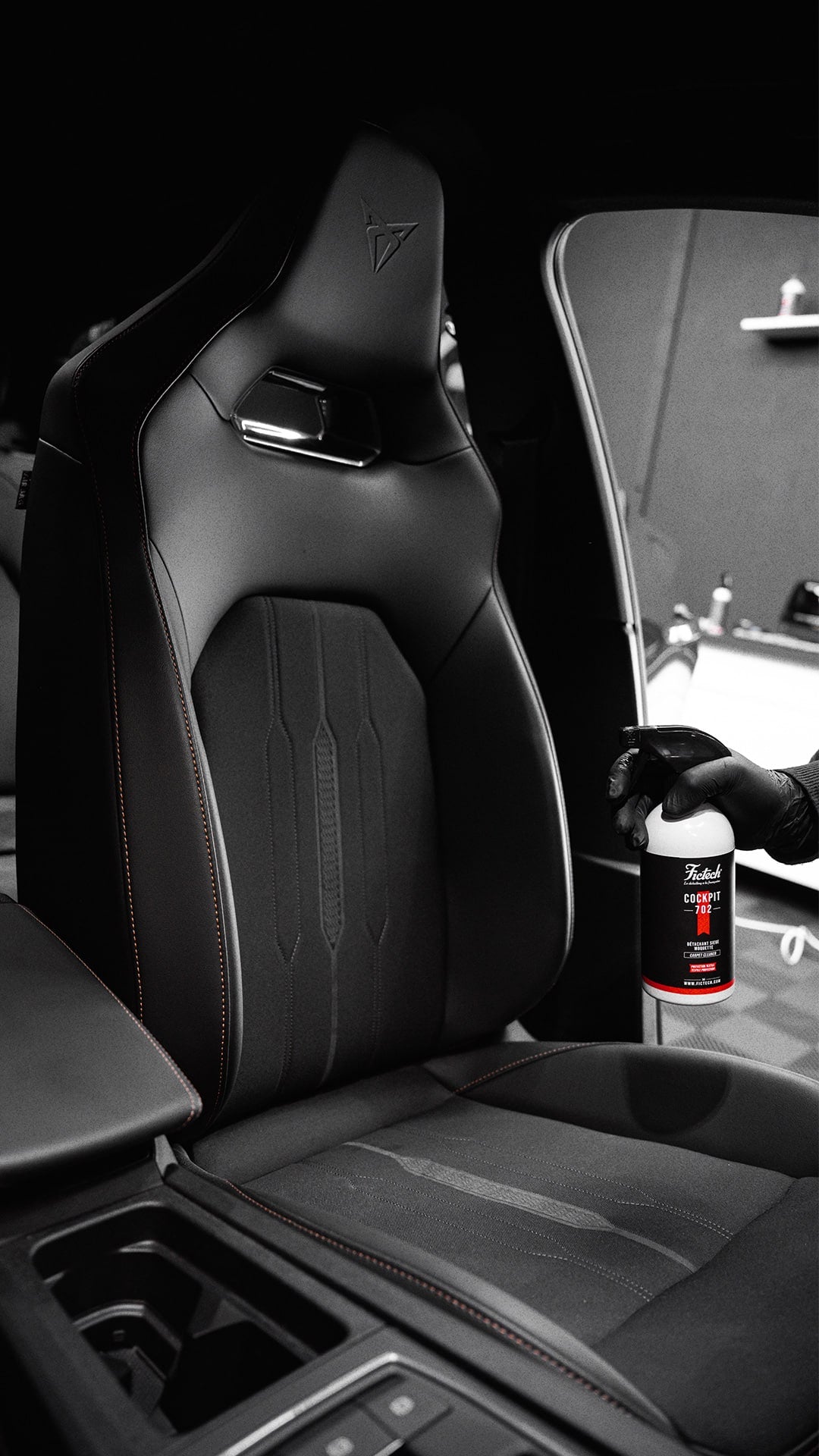 COCKPIT - 702 Nettoyant détachant pour moquettes et tissus. Formule prête à l'emploi. 500ml